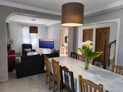 House ideal for groups and families, sea views, beach at 300m, parking, barbecue.