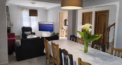 House ideal for groups and families, sea views, beach at 300m, parking, barbecue.