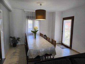 Dining - Ribeira Sea View House: Porch, Barbecue and Parking. Beach 5 min. Families (Ribeira)