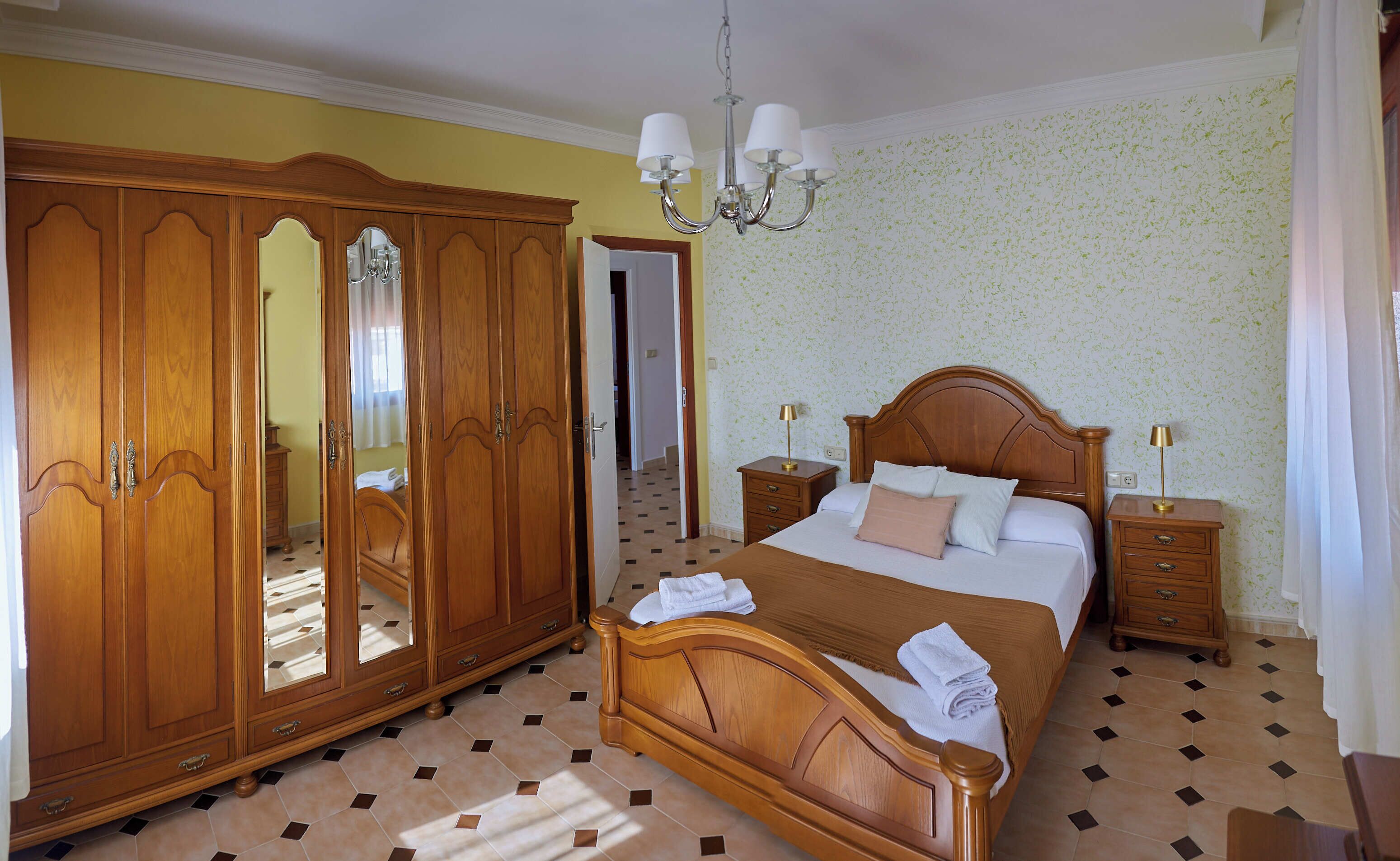 5 bedrooms, iron/ironing board, Internet, bed sheets