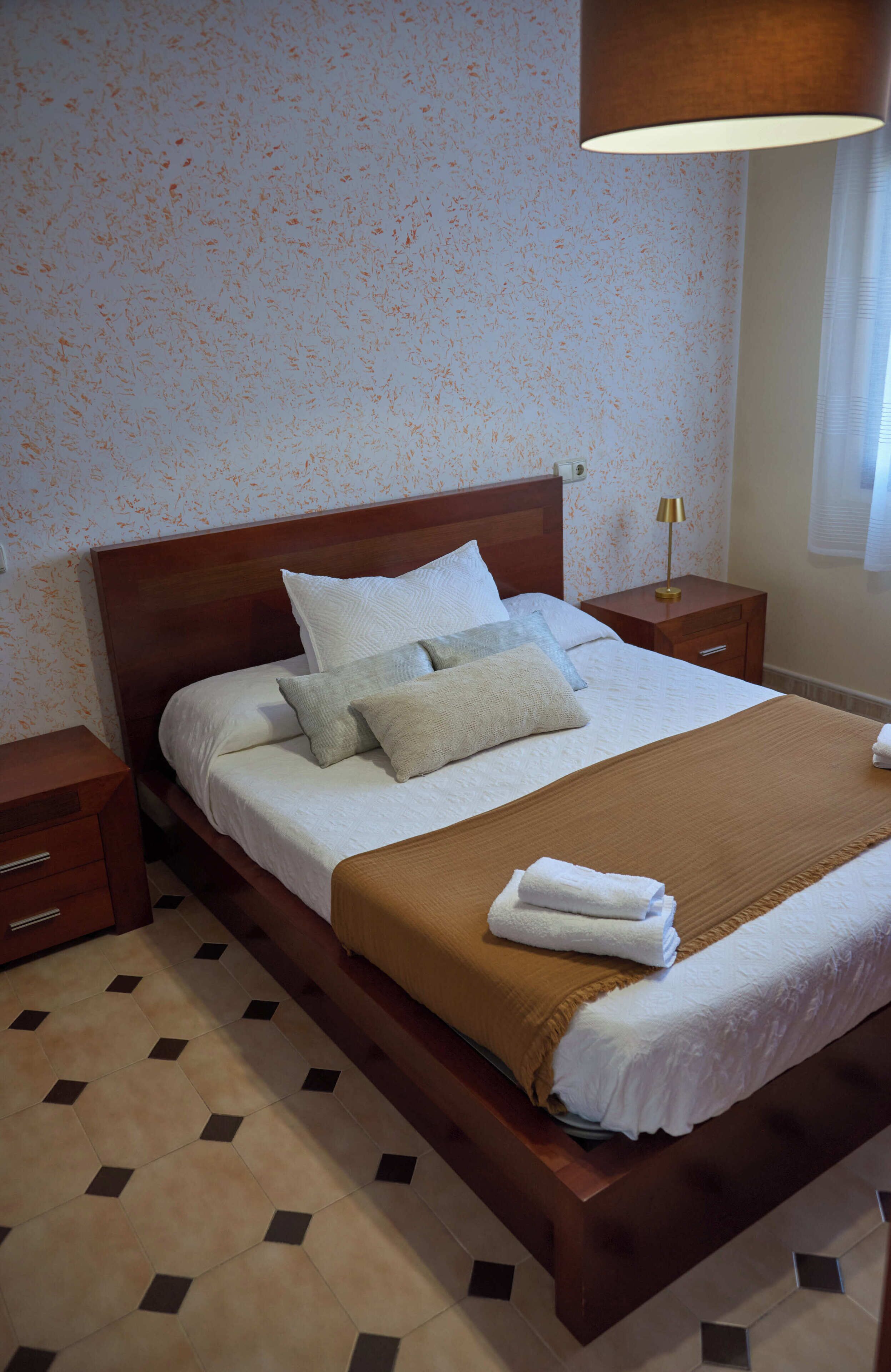 5 bedrooms, iron/ironing board, internet, bed sheets