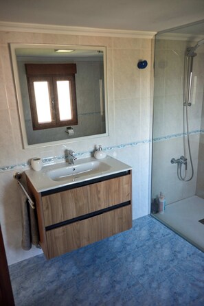 Doccia, vasca idromassaggio, asciugacapelli, bidet