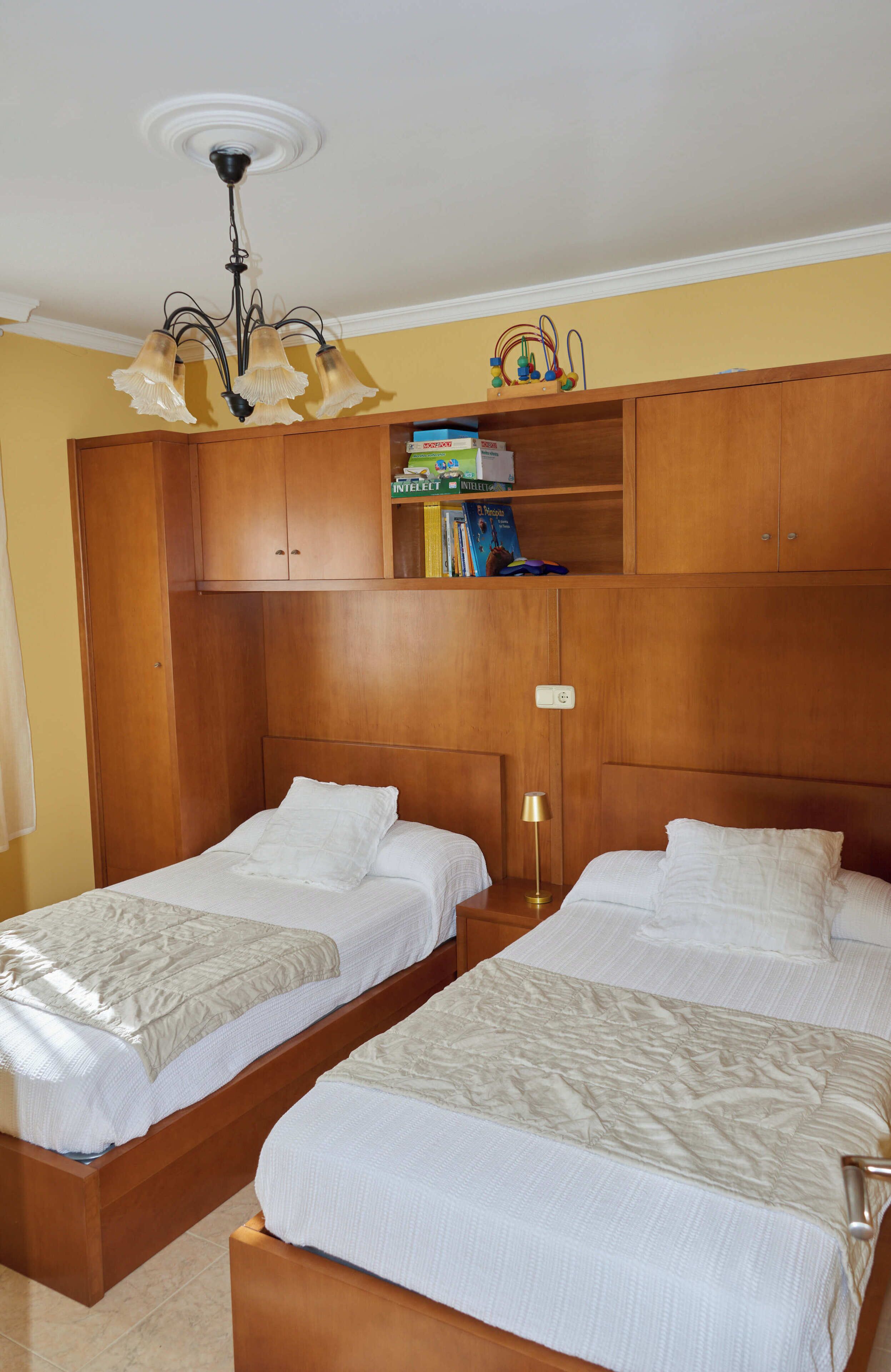 5 slaapkamers, een strijkplank/strijkijzer, internet, beddengoed