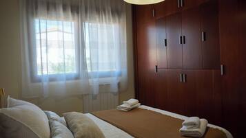 5 bedrooms, iron/ironing board, internet, bed sheets