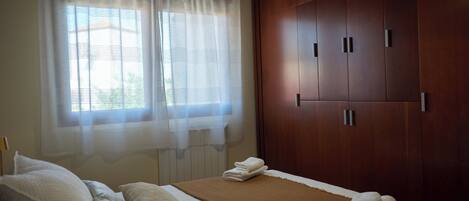 5 bedrooms, iron/ironing board, Internet, bed sheets