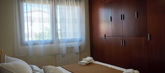 Ribeira Sea View House: Porch, Barbecue and Parking. Beach 5 min. Families