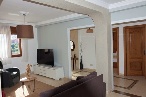 House Ameixida, for large groups, sea views, beach 300m, parking, barbecue