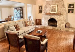 TV - Beautiful Historic Home in Monte Vista (San Antonio)