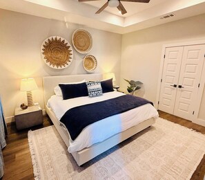 3 slaapkamers, een strijkplank/strijkijzer, reisbedje, wifi