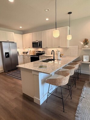 Refrigerador, microondas, horno y parrilla de estufa 