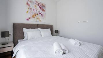 Tabla de planchar con plancha, wifi, ropa de cama