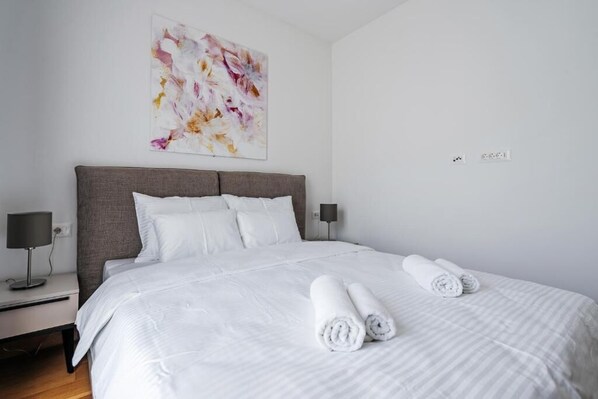 Tabla de planchar con plancha, wifi, ropa de cama