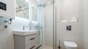 تجهيزات دش، مجففات شعر، مناشف، صابون