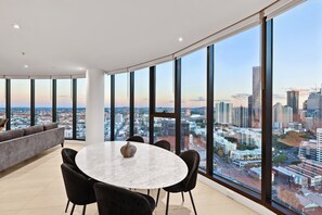 Apartment | Living room - Fortitude Valley 3-bed, Top Floor + Bridge View (Brisbane)