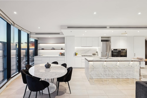 Fortitude Valley 3-bed, Top Floor + Bridge View