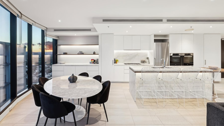 Fortitude Valley 3-bed, Top Floor + Bridge View