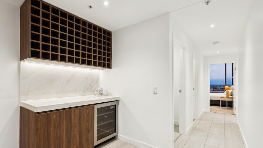 Fortitude Valley 3-bed, Top Floor + Bridge View