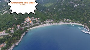 Vue aérienne d’une zone côtière, avec un emplacement précis indiquant les appartements de la résidence Villas Lidia.