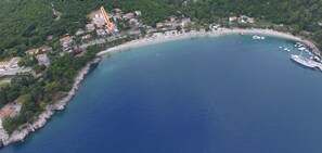 Vue aérienne d’une zone côtière, avec un emplacement précis indiquant les appartements de la résidence Villas Lidia.