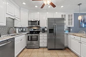 Jääkaappi, mikroaaltouuni, uuni, liesi