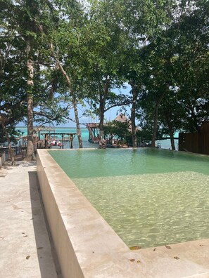 15 من حمّامات السباحة الخارجية