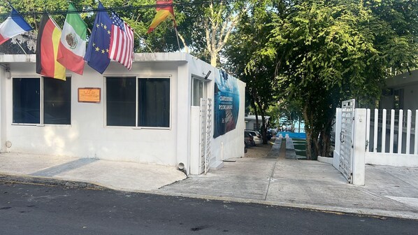 المنشأة من الخارج