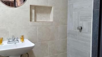 Ducha, toallas, jabón y champú