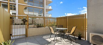 Comfortable 1-bed Retreat With Courtyard & Parking