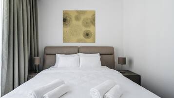 Tabla de planchar con plancha, wifi, ropa de cama