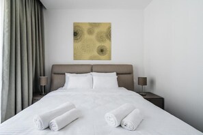 Tabla de planchar con plancha, wifi, ropa de cama