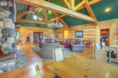 2 Mi to Payette Lake: Charming Cottage w/ Hot Tub!