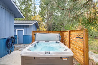 2 Mi to Payette Lake: Charming Cottage w/ Hot Tub!