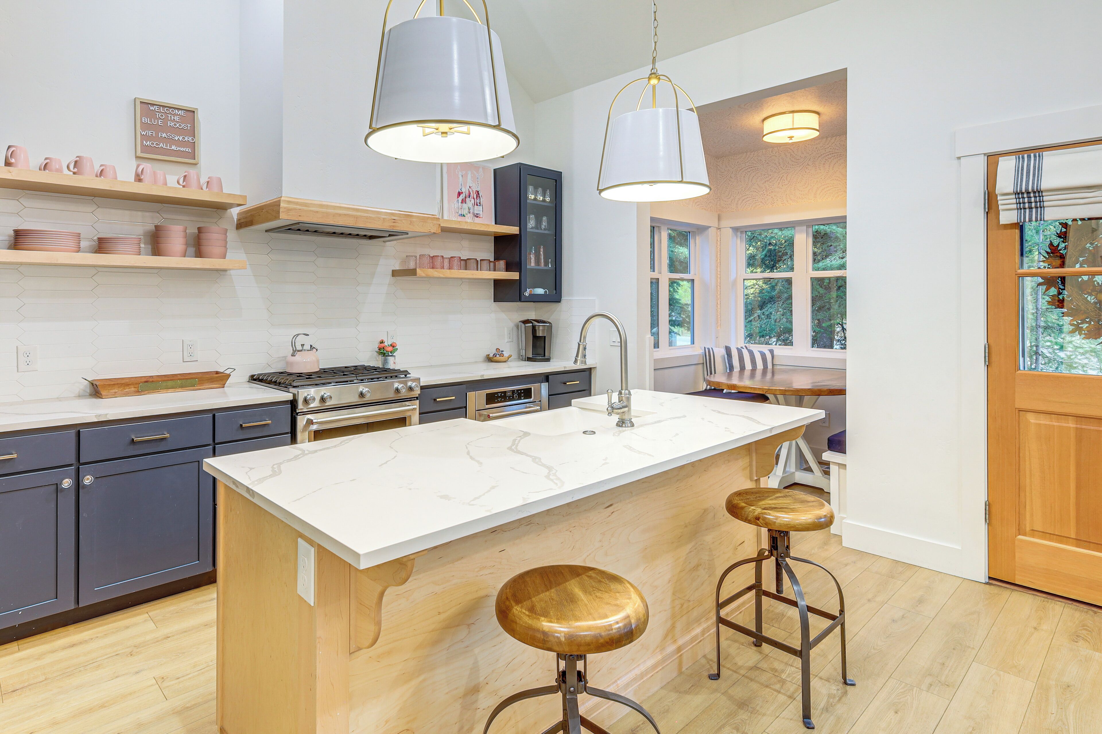 ثلاجة، ميكروويف، موقد طهي مسطح، غسالة أطباق