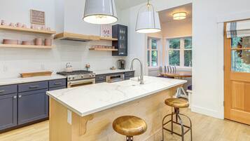 Fridge, microwave, stovetop, dishwasher