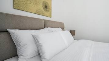 Tabla de planchar con plancha, wifi, ropa de cama