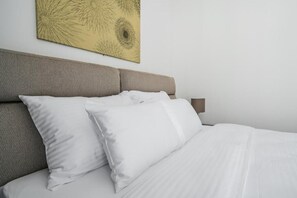 Silitysrauta/-lauta, Wi-Fi, vuodevaatteet