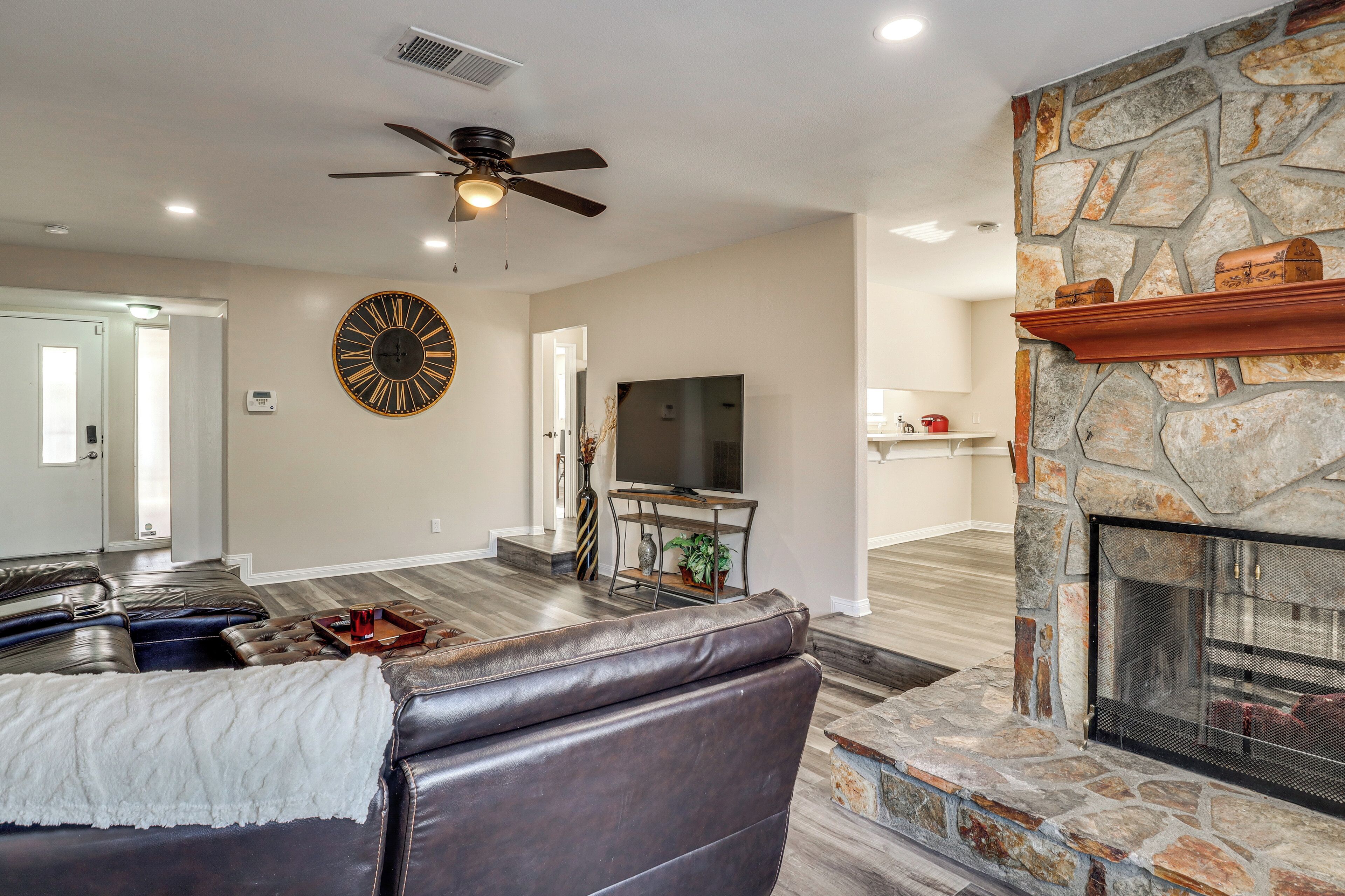 Televisie en een open haard