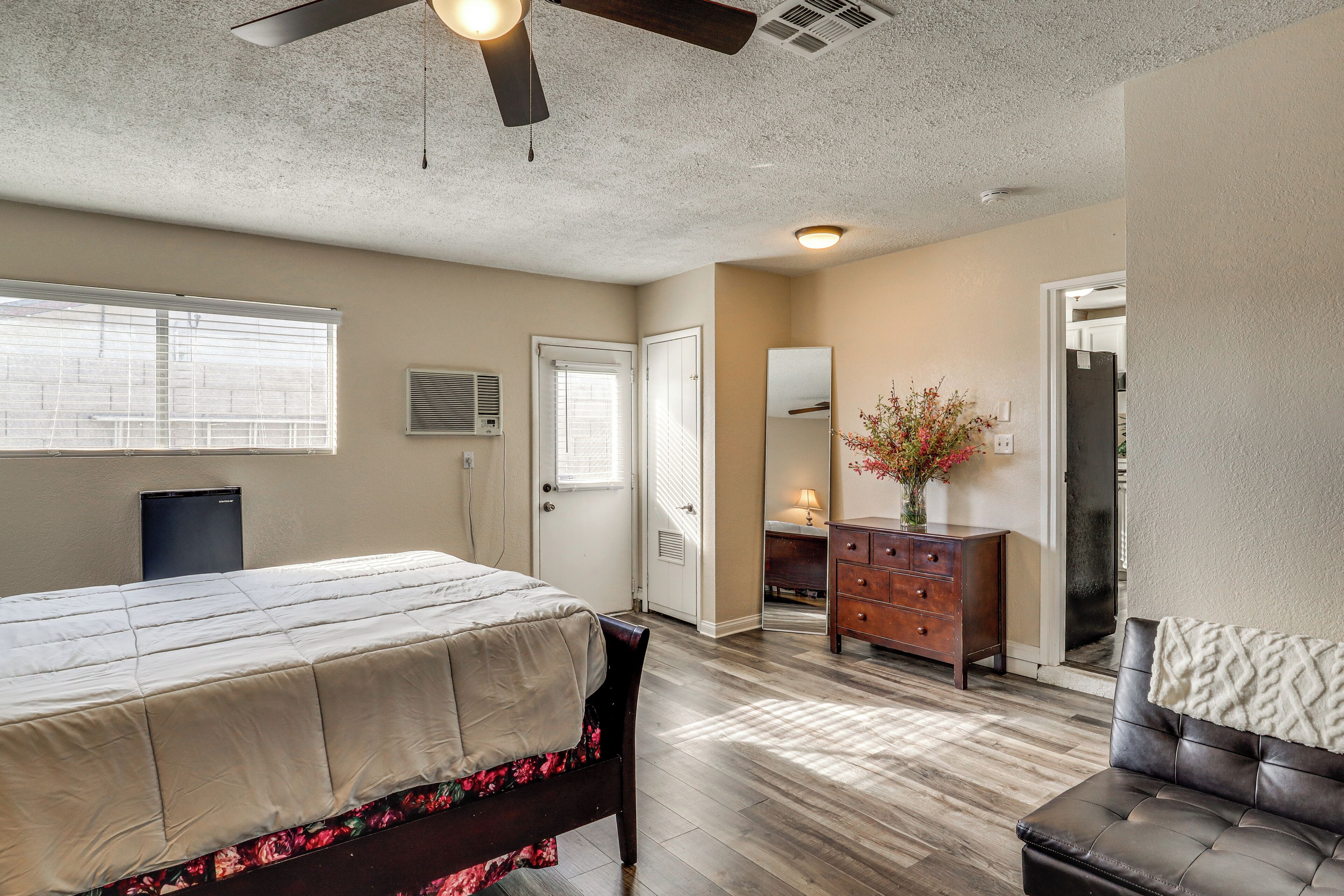 4 bedrooms, desk, iron/ironing board, Internet