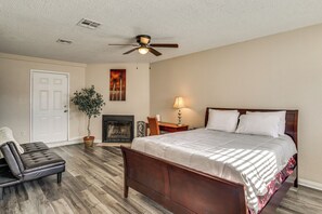 4 habitaciones, escritorio y tabla de planchar con plancha 