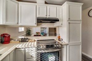 Refrigerador, microondas, placa de cocina, lavavajillas