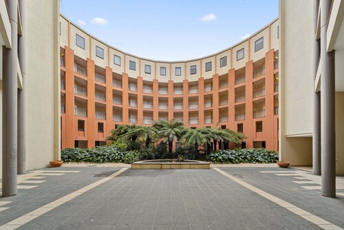 Loft-style CBD 1-bed With Rooftop Terrace & BBQ