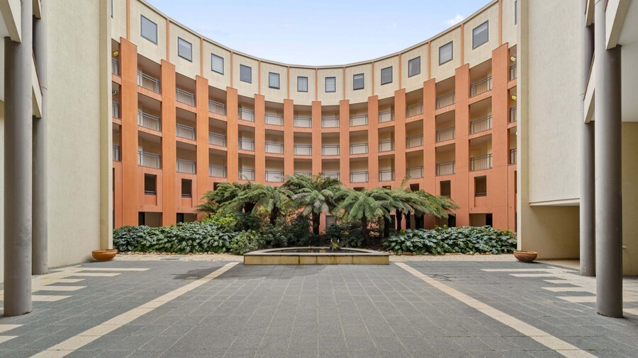 Loft-style CBD 1-bed With Rooftop Terrace & BBQ