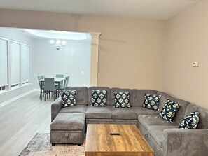 Smart TV - Expansive 5BR Home steps away from Trader Joe's (Charlotte)