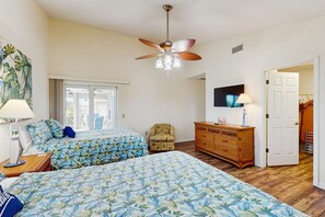 3 bedrooms, iron/ironing board, Internet, bed sheets - Dog friendly home with heating optional pool, lanai, and washer & dryer (Rotonda West)
