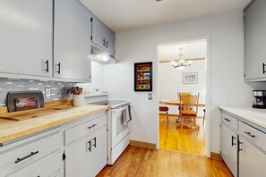 Fridge, microwave, oven, stovetop - Colonial-style home w/fireplace, large yard, W/D - close to shopping & redwoods (Eureka)
