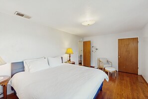 3 bedrooms, internet, bed sheets - Colonial-style home w/fireplace, large yard, W/D - close to shopping & redwoods (Eureka)
