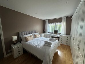 4 slaapkamers, een strijkplank/strijkijzer, wifi, beddengoed