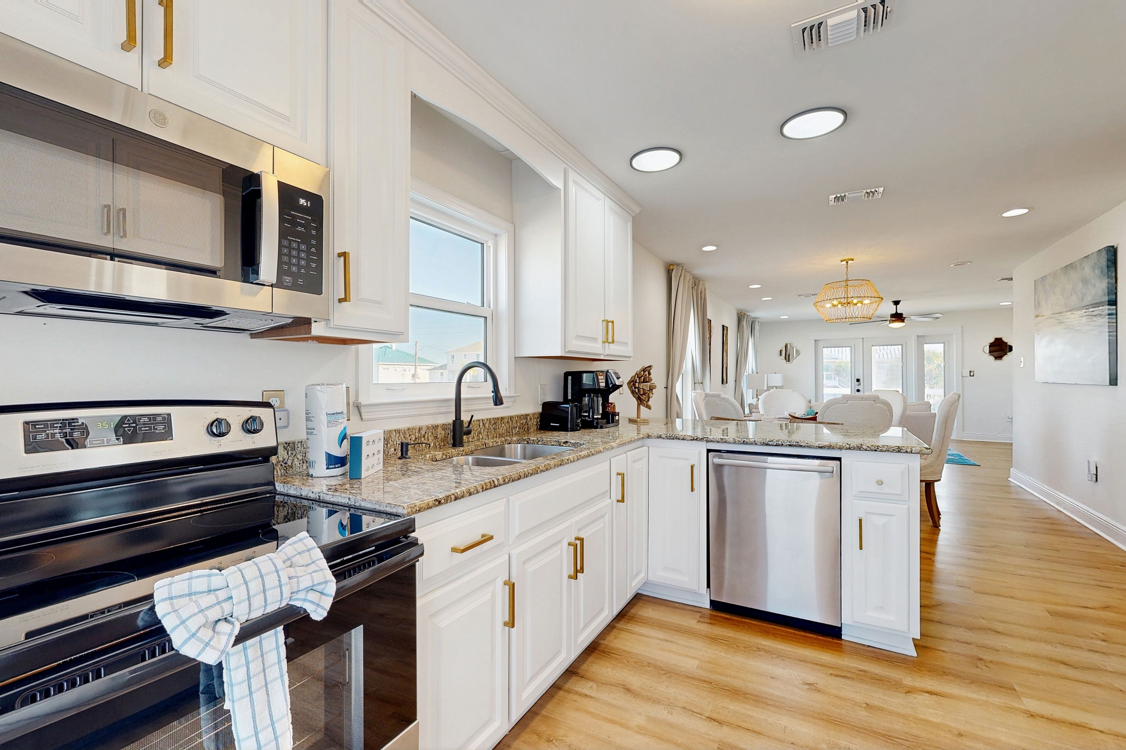 雪櫃、微波爐、焗爐、爐具