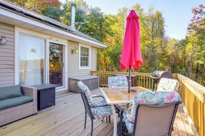 Outdoor dining - 7 Mi to Main Street: Cabin w/ Deck in Stanley! (Stanley)