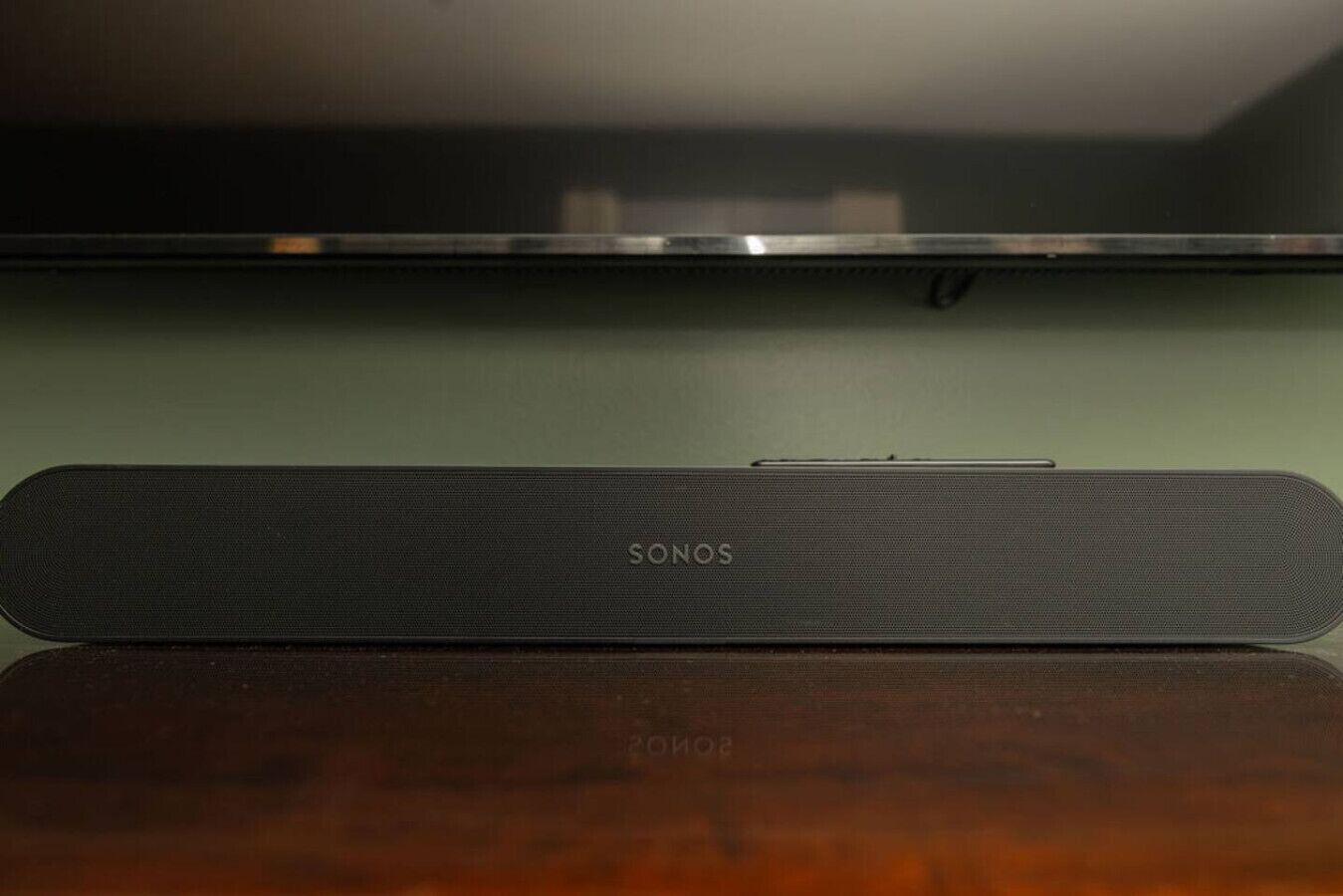 Un altaveu SONOS sobre una superfície de fusta.